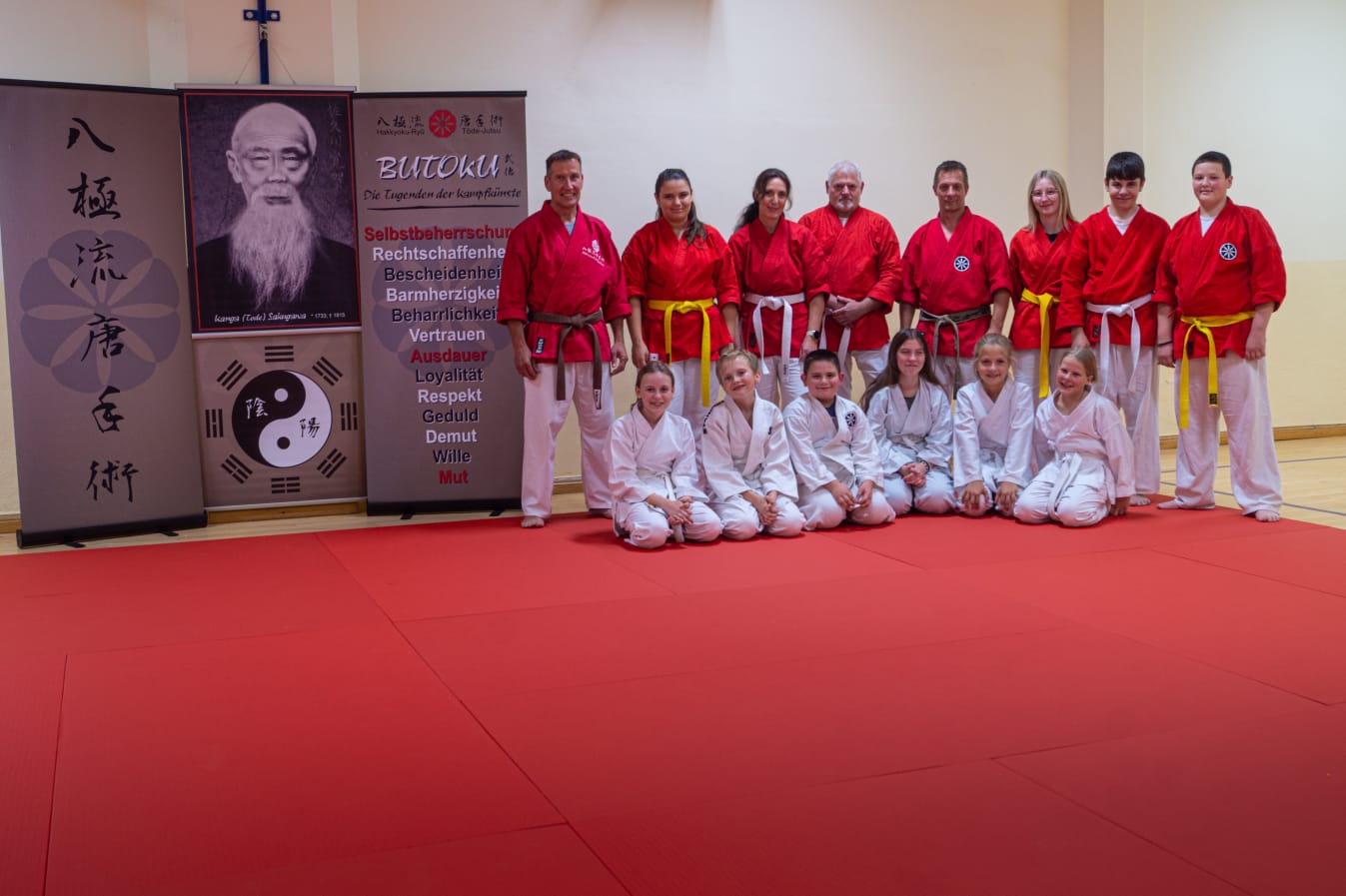 Gruppenbild Karategruppe mit neuen Bodenmatten